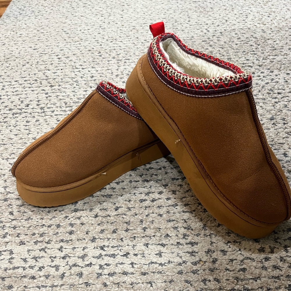 Tan platform slippers size 43